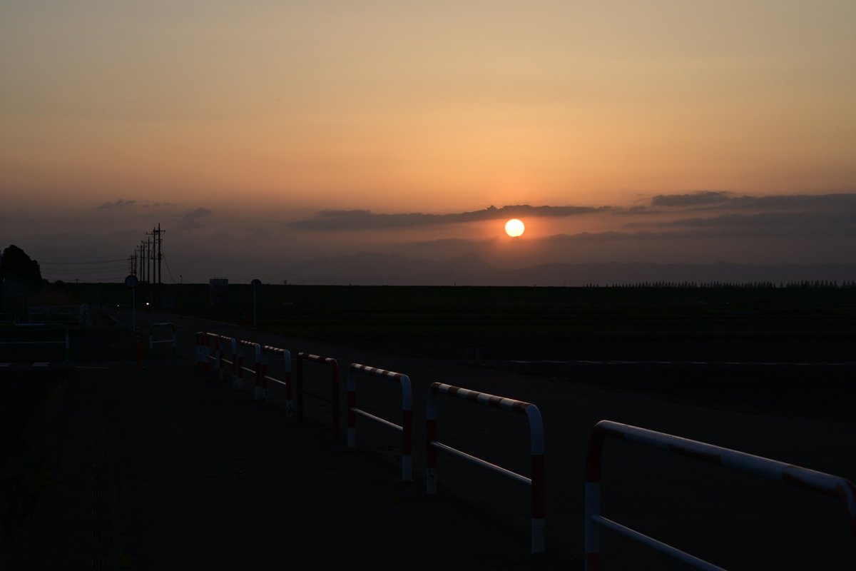 ある日の夕暮れ。

都市景観ももちろん好きだけど、
たまに通りがかる心の原風景のような瞬間を捉えるのも、
自分にとってはかけがえのない記憶の1コマです。
一日に一回しかない日没、みなさんはいつもどこで見ていますか？

Z9
NIKKOR Z 85mm f/1.8 S
#Nikon #Z9 #毎スナ
#夕焼け #日没 #田舎道