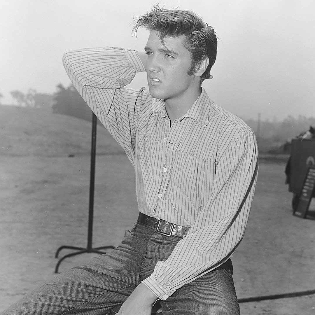 ElvisPresley's tweet photo. Elvis’ debut film, "Love Me Tender”, merged musical and Western elements. Initially named "The Reno Brothers," the title was switched to "Love Me Tender" in honor of Elvis's hit song, which also featured in the movie.

#ElvisPresley #Icon #LoveMeTender #MusicalWestern https://t.co/WYlJxXOdWp