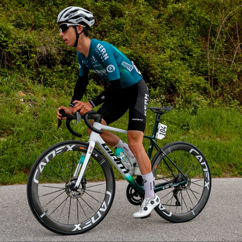 EqKernPharma's tweet photo. 🗣️ "El nivel de Jorge Gutiérrez en jornadas de alta montaña, que nos permite ser muy optimistas de cara al futuro"

🙌 Un Top-20 en la general del Tour of the Alps, rendimiento solvente del equipo en la alta montaña... ¡y ahora a por el #GiroDellaRomagna!