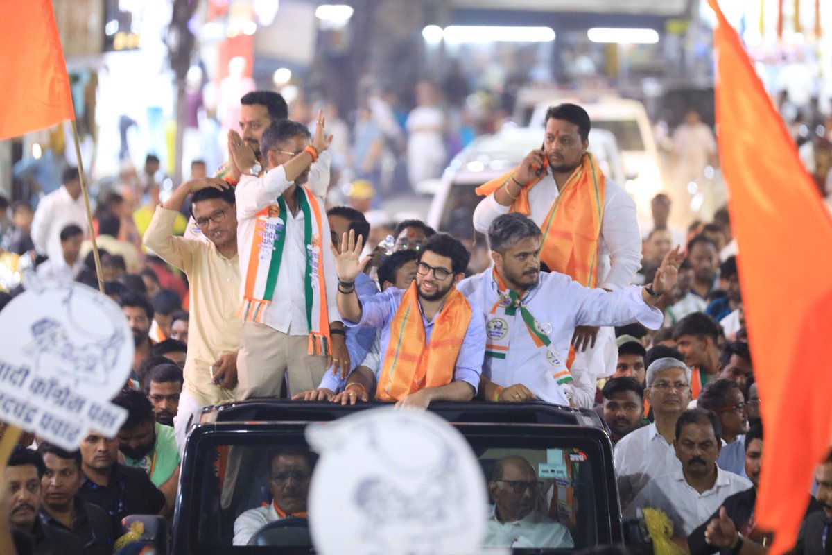 AUThackeray's tweet photo. अहिल्यानगर दक्षिण लोकसभा मतदारसंघाचे महाविकास आघाडीचे अधिकृत उमेदवार @Nilesh_LankeMLA जी ह्यांच्या प्रचारार्थ इम्पेरिअल चौक येथून निघालेल्या रॅलीत राष्ट्रवादी काँग्रेस पक्षाचे अध्यक्ष आदरणीय @PawarSpeaks जी व आमदार @RRPSpeaks जी, माजी महसूल मंत्री @bb_thorat जी, राष्ट्रवादी काँग्रेस शरदचंद्र पवार पक्षाचे उपाध्यक्ष भूषणसिंह राजे होळकर जी यांच्यासह सहभागी झालो. ह्यावेळी छत्रपती शिवाजी महाराजांना पुष्पहार अर्पण करून विनम्र अभिवादन केले.