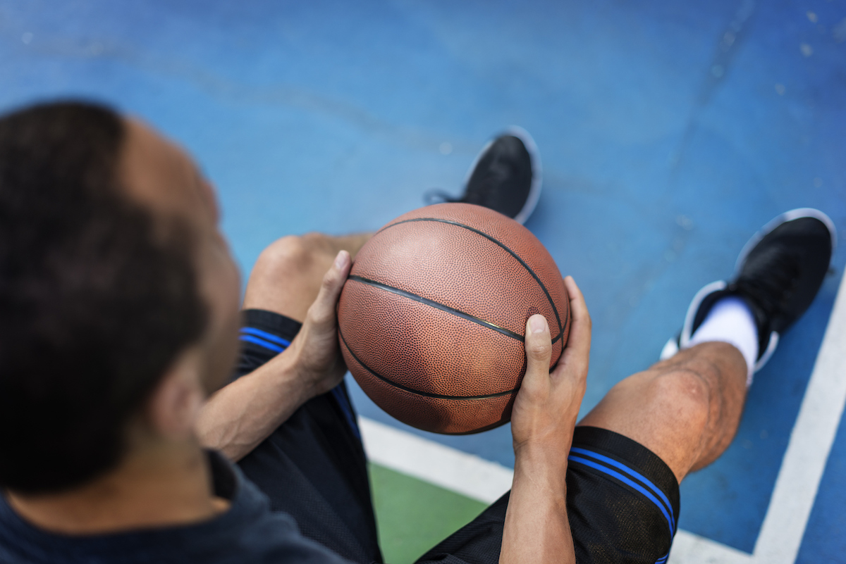 An @ESPN @SportsCenter story on the importance of pre-game #basketball #naps features @YalePCCSM's @KlarYaggi, alongside @NBA stars like @StephenCurry30 and @AntDavis23. Dr. Yaggi says a few hours of rest can help improve free-throw accuracy: brnw.ch/21wIZlB