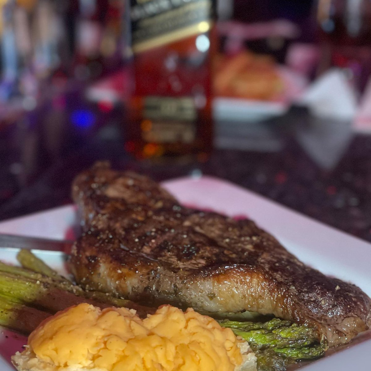Feel like starting the party ahead of schedule? Dive into a free sirloin steak lunch, compliments of the house!
#happyhour #freelunch #scarlettscabaret