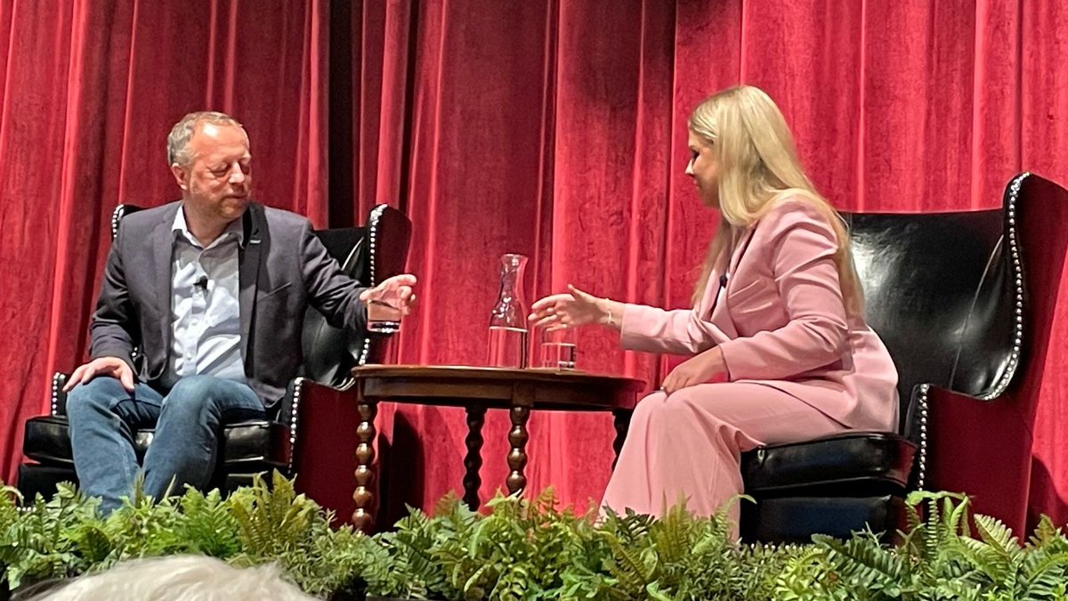 With indominatable @SobolLubov at the @UChicago's International House. Thanks to @CEERES_UChicago for bringing the Russian campus and off campus community together.