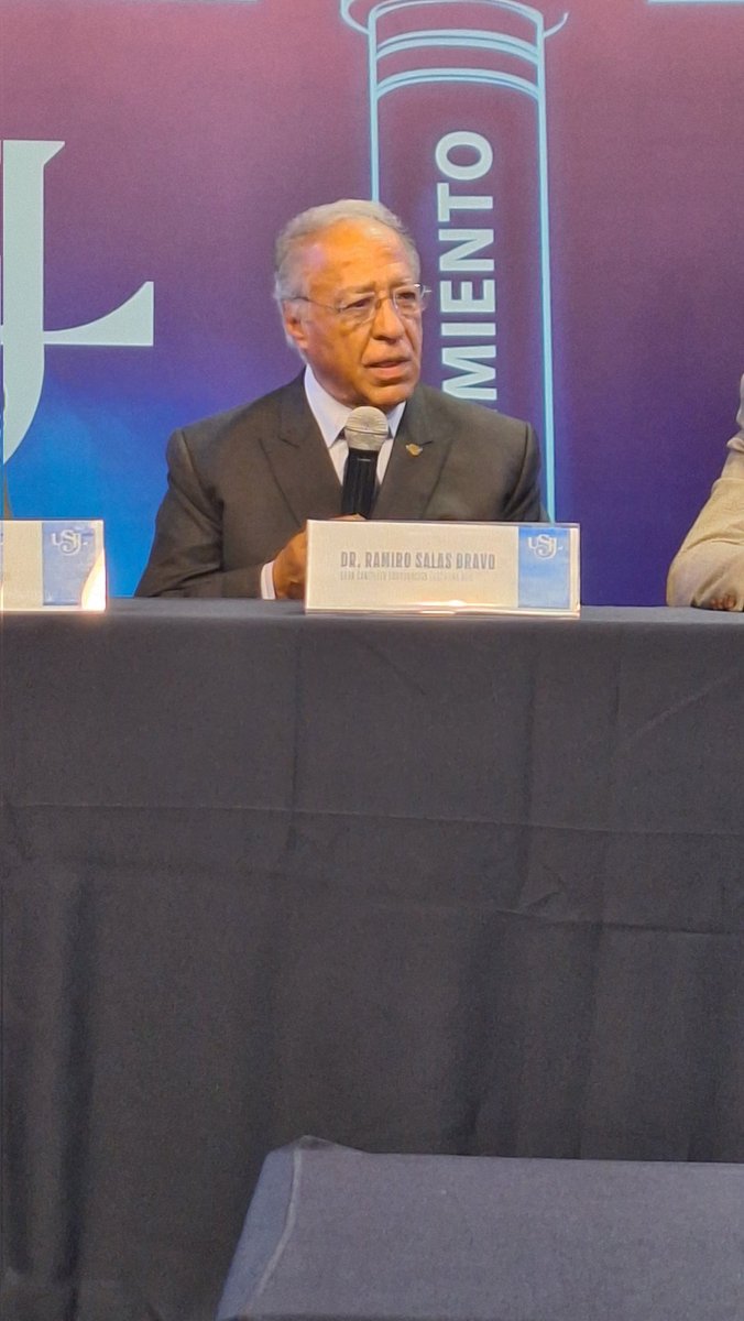 Ramiro Salas, gran Canciller: "Esta Cátedra es para crear una sólida base entre la academia y empresarios porque ellos mueven el país. Los profesionales deben crearse un equilibrio con visión de futuro".