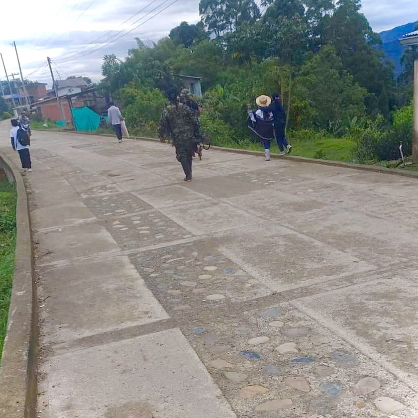 #Alerta Se registra una grave situación debido a la presencia de grupos armados ilegales en Caldono, Cauca, poniendo en riesgo la vida e integridad de los niños indígenas. Hacemos un llamado urgente al @ComisionadoPaz, así como a los garantes de los DDHH @ONUHumanRights.