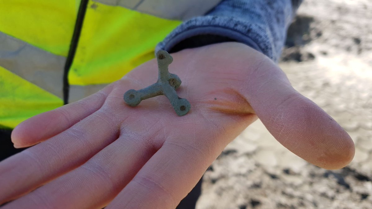 Happy #FindsFriday! We found this funny little artefact on our dig at @earth_trust. We found it on a Roman part of the site, and it's made of metal. But what is it for? Serious suggestions, silly guesses, and wild speculations, are all welcome!