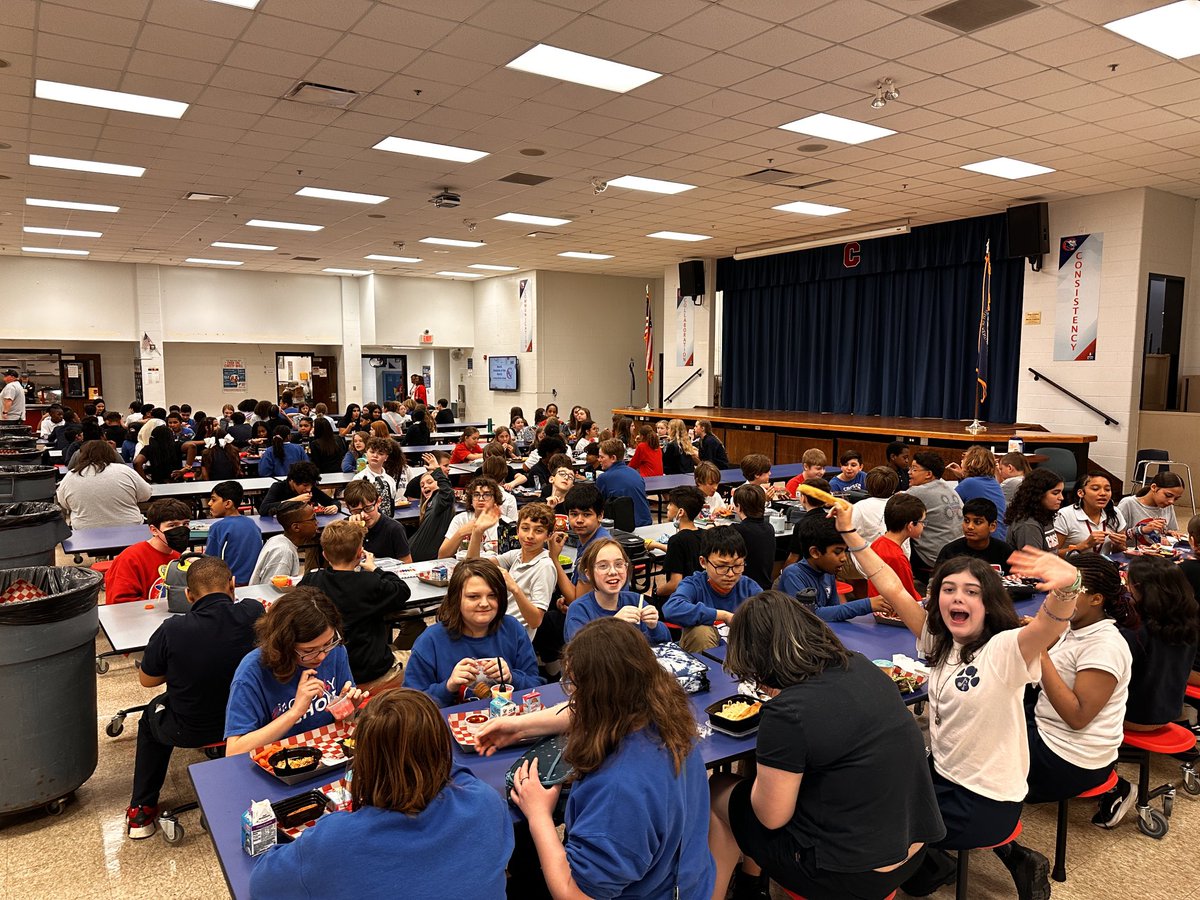 ⁦@CrosbyMiddle⁩ School 6th Graders earned free choice choice lunch seating as a reward for exemplary lunch behavior this week, I think they like it!