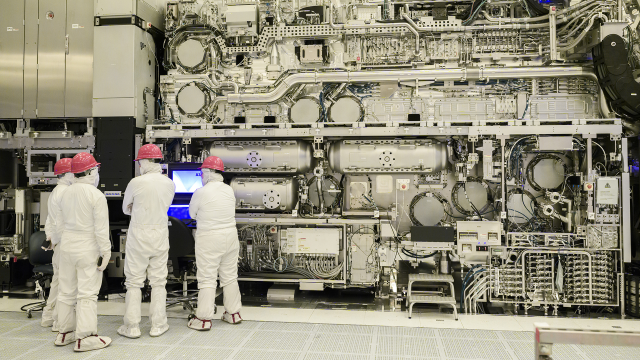 RKOlson's tweet photo. Intel is the industry’s first mover on High Numerical Aperture (High NA) Extreme Ultraviolet (EUV), enabling continued process leadership beyond Intel 18A. #IAmIntel https://t.co/LYeM22UWDv https://t.co/Vq12FBz3Mg