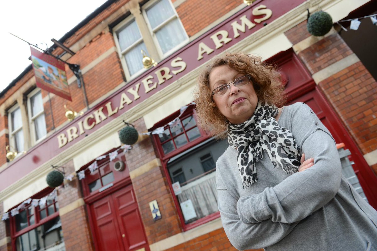 Congratulations to the Bricklayers Arms, South Beds CAMRA Pub Of The Year for the first time.
The 'Brickies' in High Town Road is a popular pub for real ale fans and @LutonTown supporters on match days.
Landlady Alison Taylor is retiring soon after spending past 38 years there.