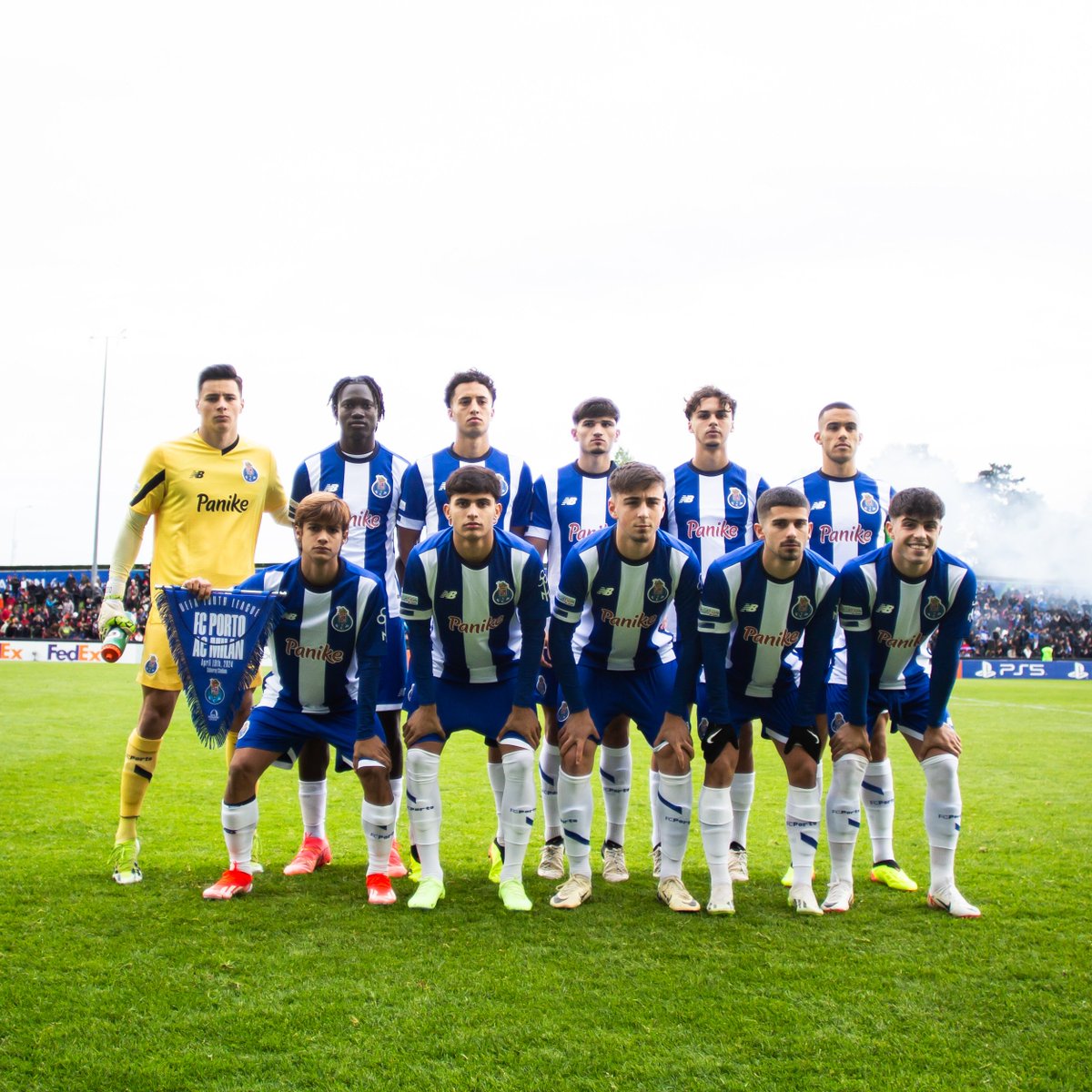 FCPorto's tweet photo. Vamos com tudo, Dragões 🐉💪
#FCPACM #UYL https://t.co/PekLV0Pzf7