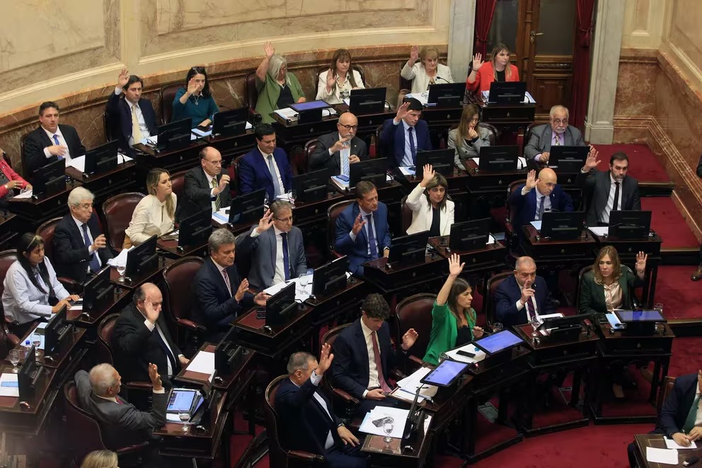 PauPFranco's tweet photo. Mirá como agachan la cabeza y levantan la mano. Les da vergüenza lo que están haciendo, pero les chupa un huevo la gente que los votó. Así son...

Se nos cagan de la risa en la cara, laburan dos días a la semana y ahora con 7 palos en el bolsillo... #QueSeMueranTodos https://t.co/N6hiYwTjhx