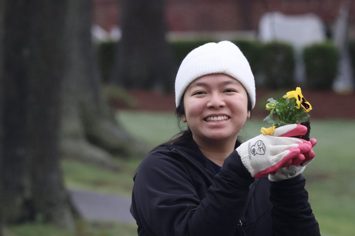 Yesterday, Albertus faculty, staff, and students gathered for our sixth annual Service Day. We proved that even a little rain can't wash away our commitment to community. ☔️💪 View our Flickr gallery: bit.ly/3xHcwy9 #AlbertusMagnusCollege #AlbertusServiceDay