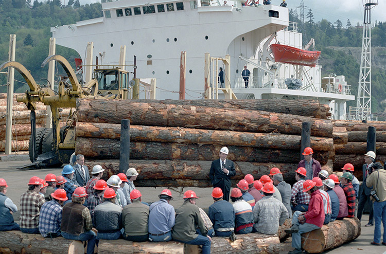 #OTD in 1984 #PresidentReagan spoke with employees at Weyerhaeuser Industries in Tacoma, Washington. Click the link below to watch. catalog.archives.gov/id/75502078 --- Photograph – catalog.archives.gov/id/75853311