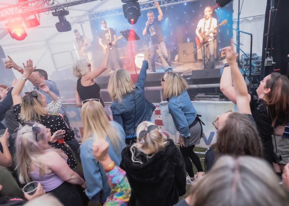VisitEastbourne's tweet photo. There's just 4 weeks until Beer &amp; Cider by the Sea 🍻 With live music providing the soundtrack to the weekend and over 100 beers, ciders and perries to choose from, get your mates together and celebrate the start of summer! Tickets available here: https://t.co/zF4LIva15S https://t.co/bgdctUySQp