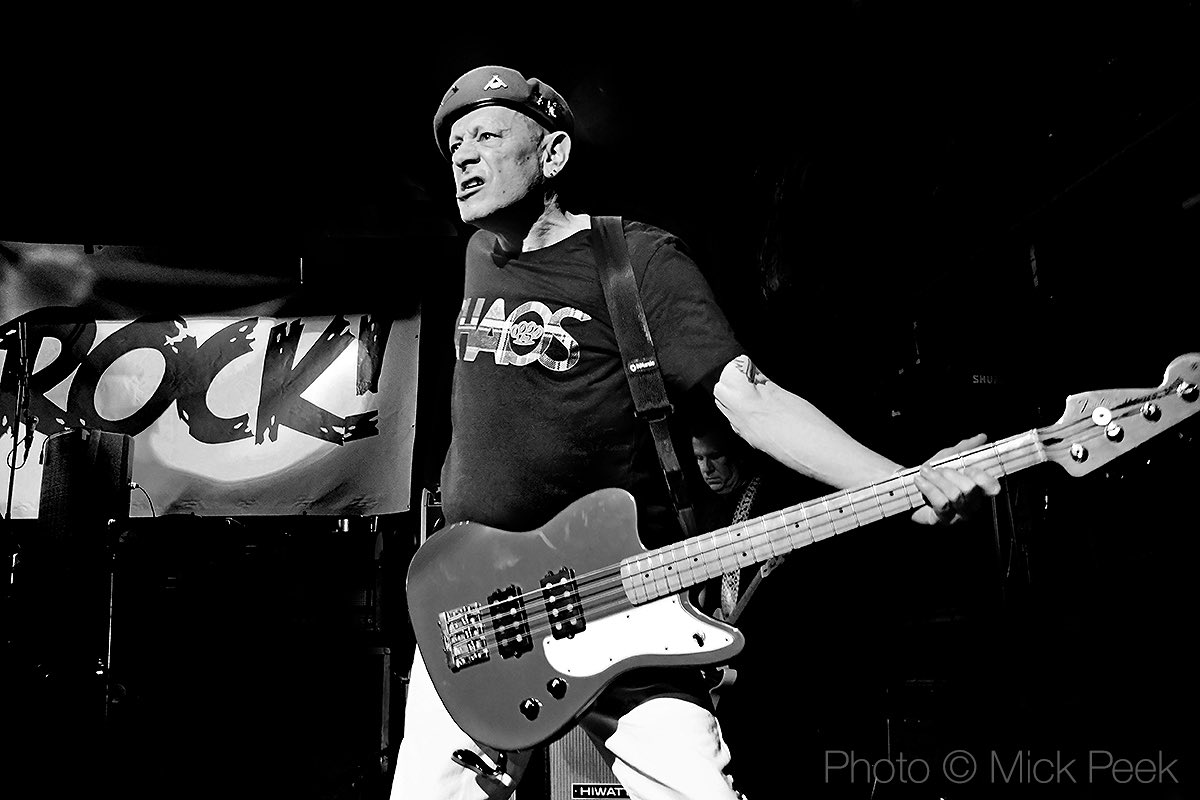 mickpeek's tweet photo. ROCK & CHAOS 🎭
Sir Stanley Stammers delivers both in spades with Theatre of Hate at the recent @ViveLeRock1 awards in London.
#StanStammers #TheatreOfHate #SpearOfDestiny #FenderBass #CoshBoy
📸 @mickpeek https://t.co/zRd9watZns