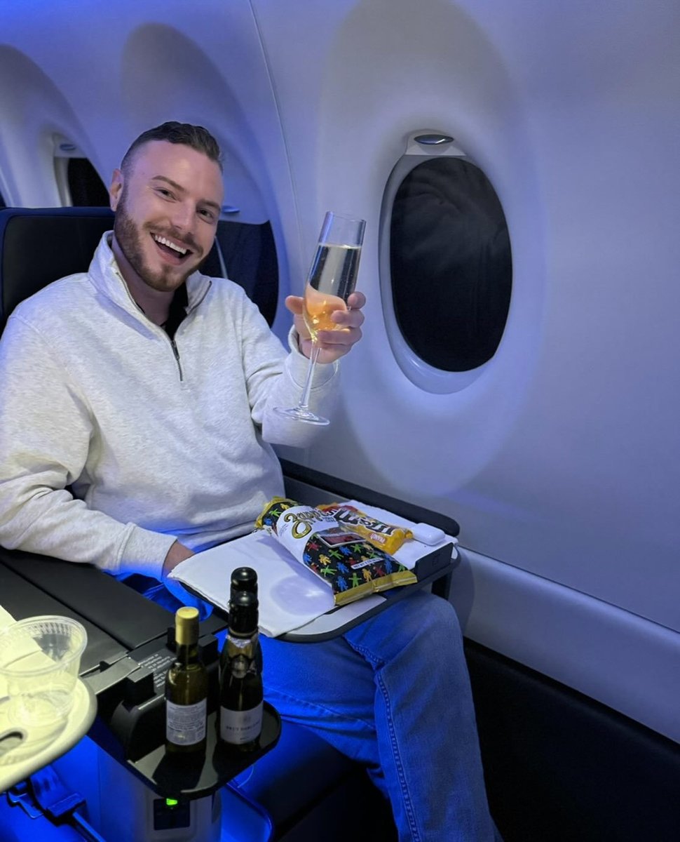 Raising our glasses to Breeze Ascent – where wine-ing and 'dining' is taken to a whole new level🍷✈️ #flybreeze #hebroughthisownglass #lifehack