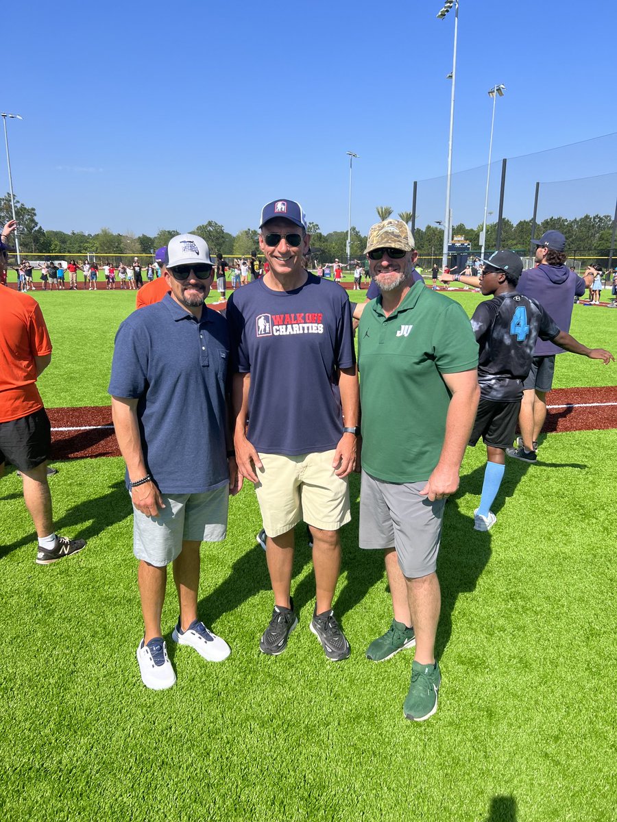 Tonight’s the 1st night of the River City Rumble between ⁦@JUBaseball⁩ and ⁦@OspreyBSB⁩. But that didn’t stop head coaches Chris Hayes of JU and Joe Mercadante of UNF for attending this morning’s ⁦@WalkOffJax⁩ clinic. Two really good men who care about kids.