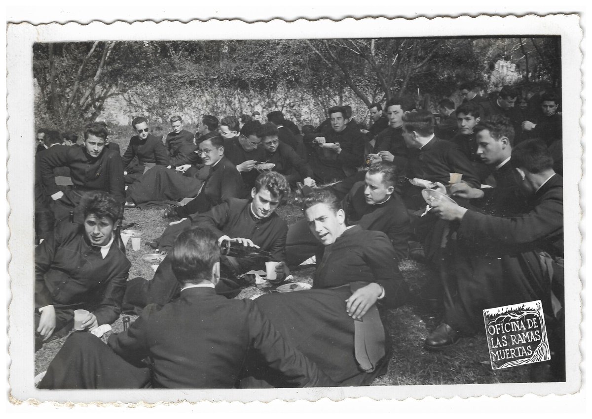 oframasmuertas's tweet photo. Seminaristas asturianos en tiempo de relax. 
Década de los 50 del siglo XX

El lote al que corresponde esta foto pertenecía a Aurelio Noval (1936-2007), quien fue párroco de Sotrondio y vicario de la zona sur de Asturias. 

Sigue 👇🏼 https://t.co/8WhncOTYnt