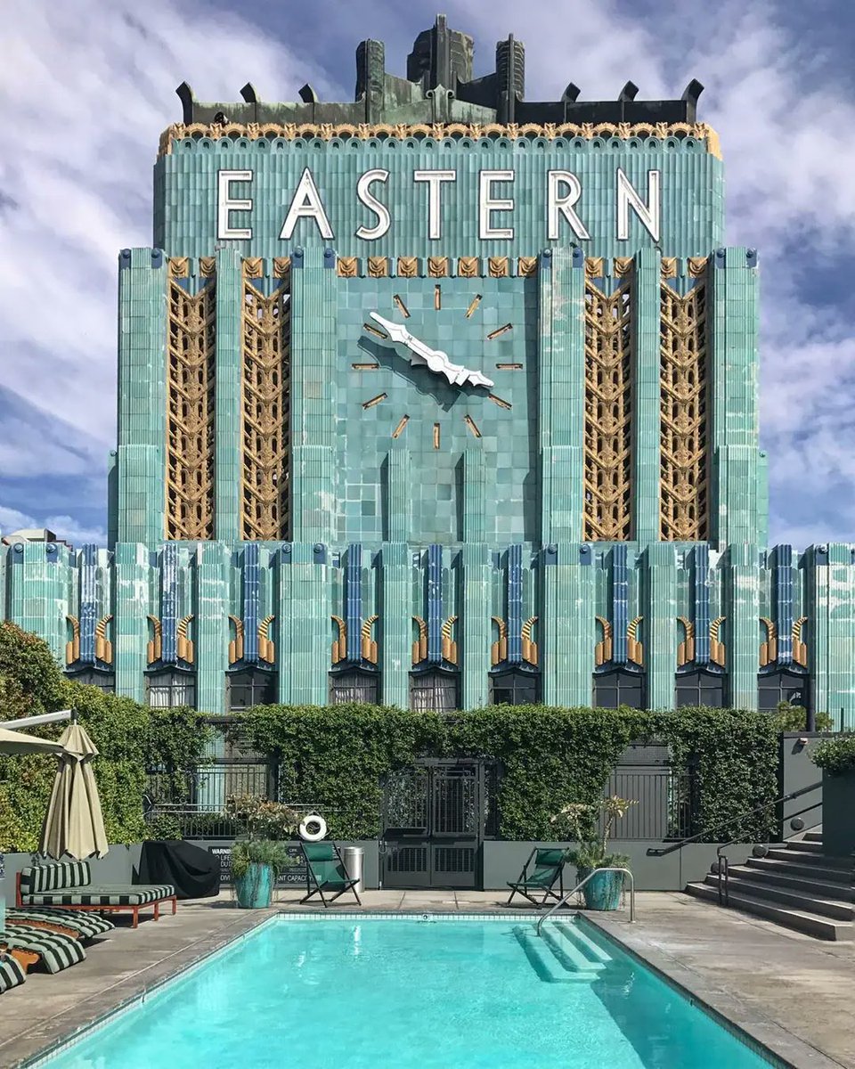 shelley_rohar's tweet image. Art deco at its finest: The Eastern Columbia Building, built in 1930 and designed by Claud Beelman. Located in downtown LA. 

Photo credit: Elizabeth Daniels