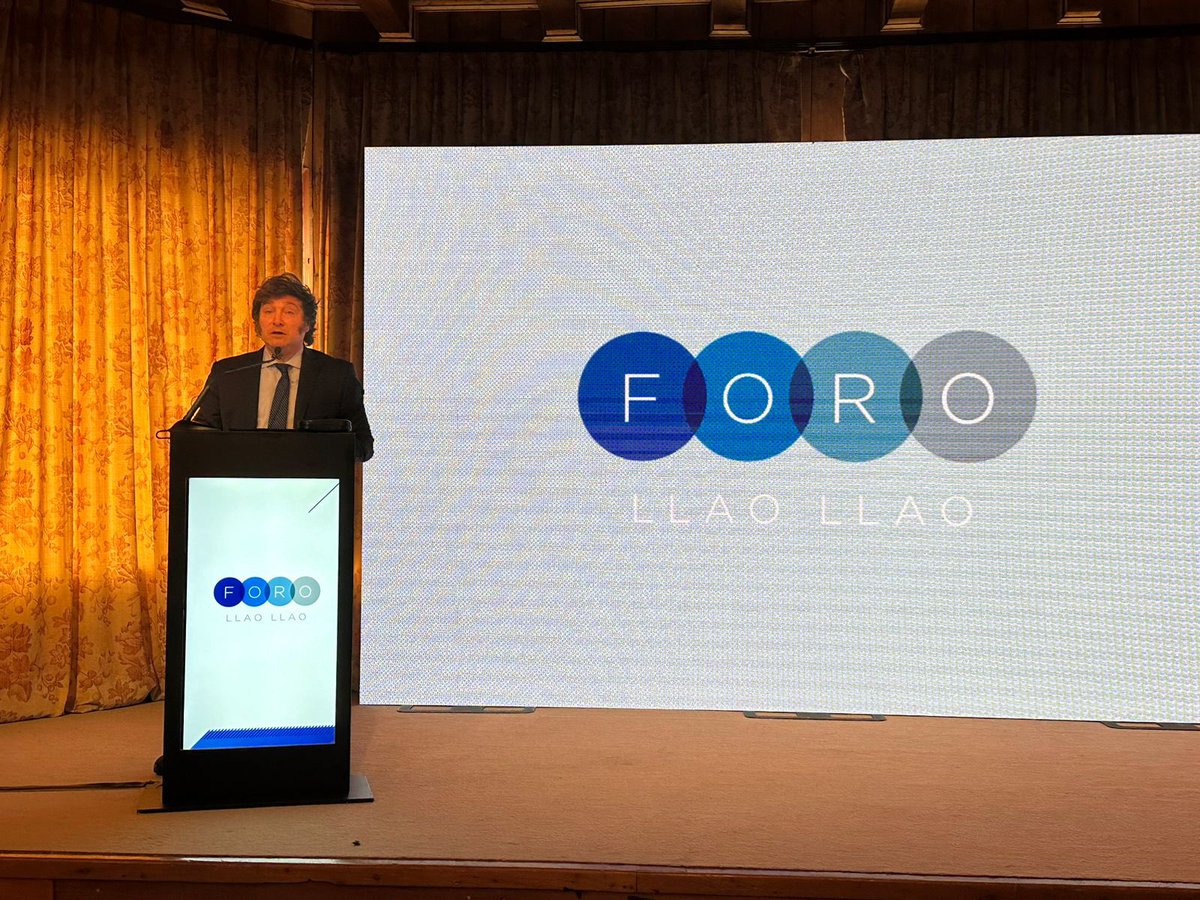 En el Foro Llao Llao en la ciudad de San Carlos de Bariloche: gran exposición sobre herencia recibida, la situación actual y por sobre todo del futuro de la Argentina. Fin.