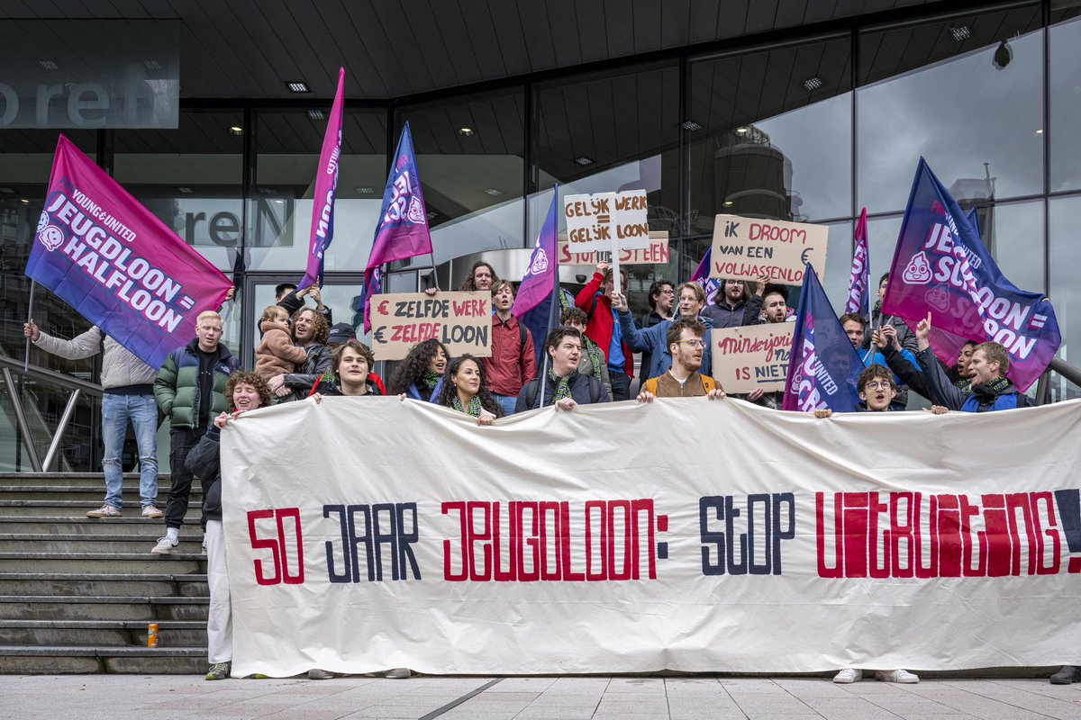 50 jaar #jeugdloon. Daarom vandaag een gouden uitknijper voor <a href="/VNONCW/">VNO-NCW</a> .

“Meer geld voor vakkenvullers, niet voor zakkenvullers!”