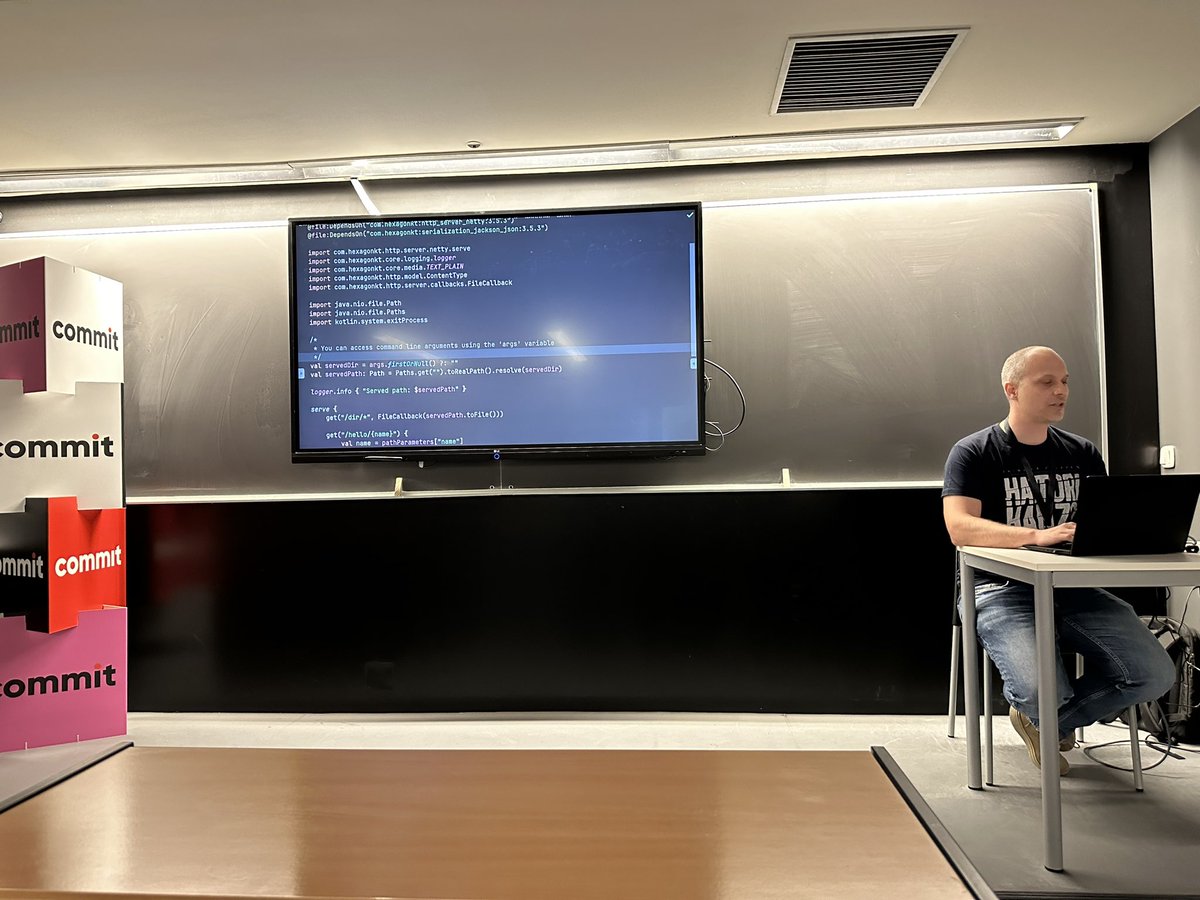 En la charla de <a href="/jaguililla/">Juan José Aguililla</a> acabamos de levantar un servidor fake para pruebas con un script de kotlin por terminal, con un par de líneas !!! #commitconf