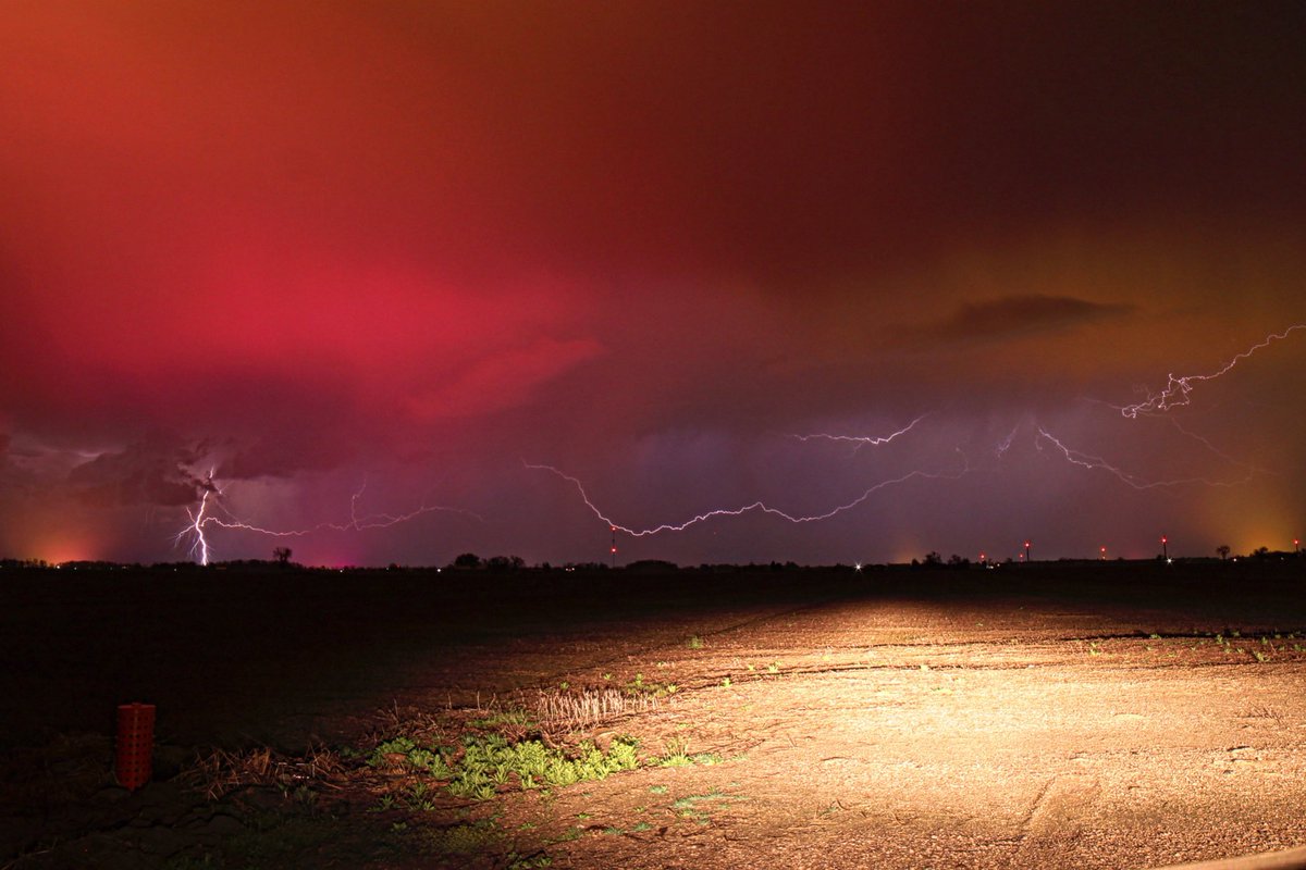 CraigDunmore's tweet photo. No colour manipulation added. Lightning amongst the greenhouse lights near Staples Ontario. A little storm rolled in around 3:45am. Luckily the thunder woke me up in time to snap some photos. #onstorm #onwx @WE_SEE_ #shareyourweather https://t.co/7WkAZwWN7q
