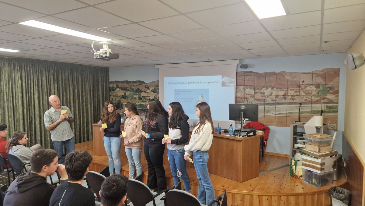 liacesar_etopia's tweet image. #Aulia colabora con el Proyecto Faraday de divulgación científica para llevar talleres al entorno rural. Hace unos días, visitamos el IES Bajo Aragón (Alcañiz) y el IES Damián Forment (Alcorisa), para compartir un taller sobre electromagnetismo. @FECYT_Ciencia y @CienciaGob