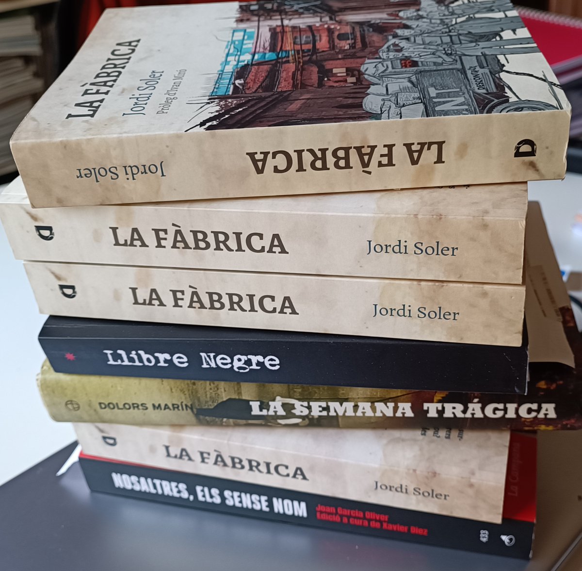 jsolerc55's tweet photo. Si encara no la teniu, us proposo que per aquest Sant Jordi regaleu o us regaleu La Fàbrica.
És la "meva" història del moviment llibertari, des de la vaga de la Canadenca fins al maig del 37.
Vaja, un entremig entre Incerta Glòria i Homenatge a Catalunya.
Un bon Sant Jordi. https://t.co/BsnAr8lmNh