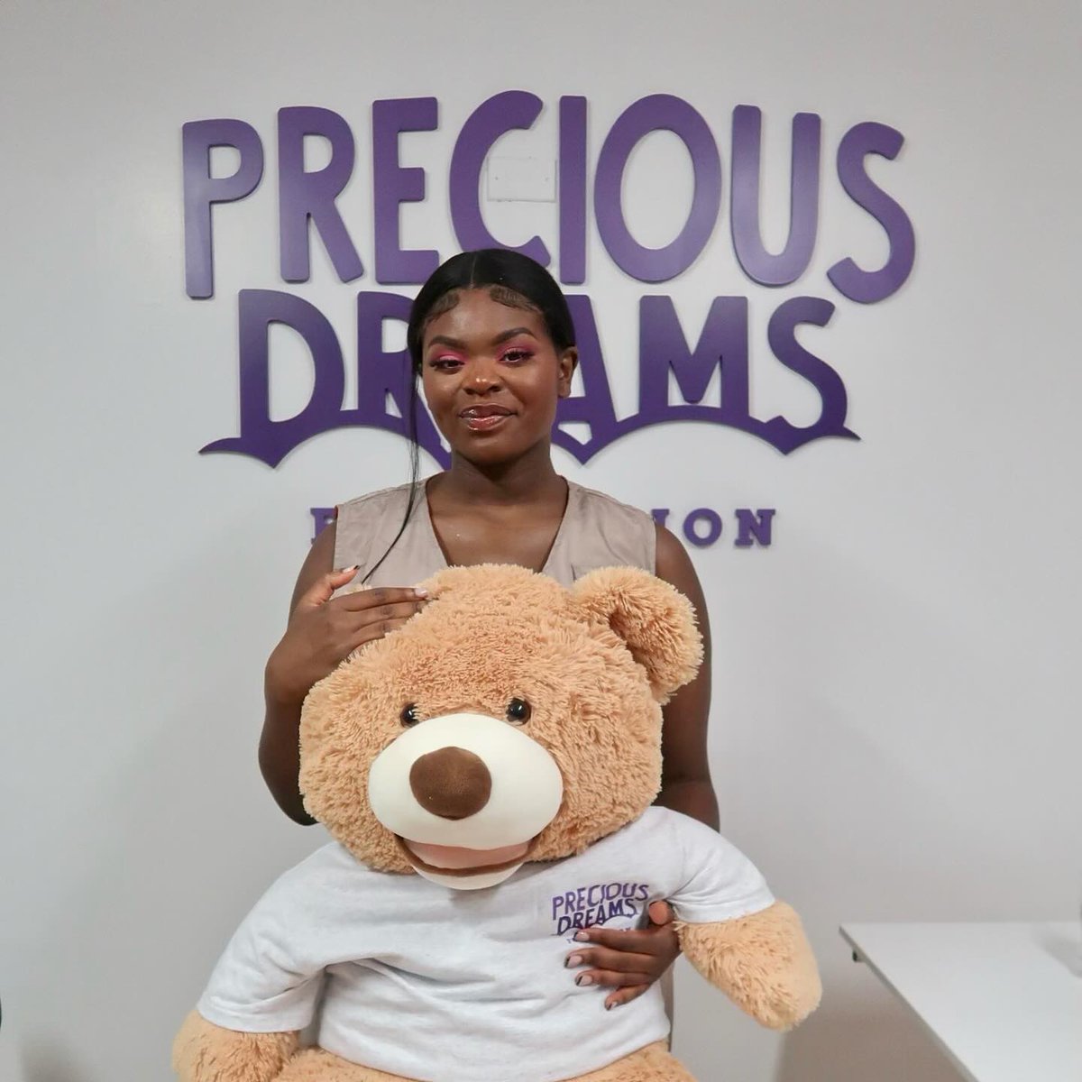 Never forget where you come from, always reach back to give. <a href="/scar_lip/">Scar_lip</a> partnered with Precious Dreams Foundation to support youth with their NYC chapter.
PDF works with youth national to help those who are experiencing housing insecurity sleep well, dream big, and follow through.