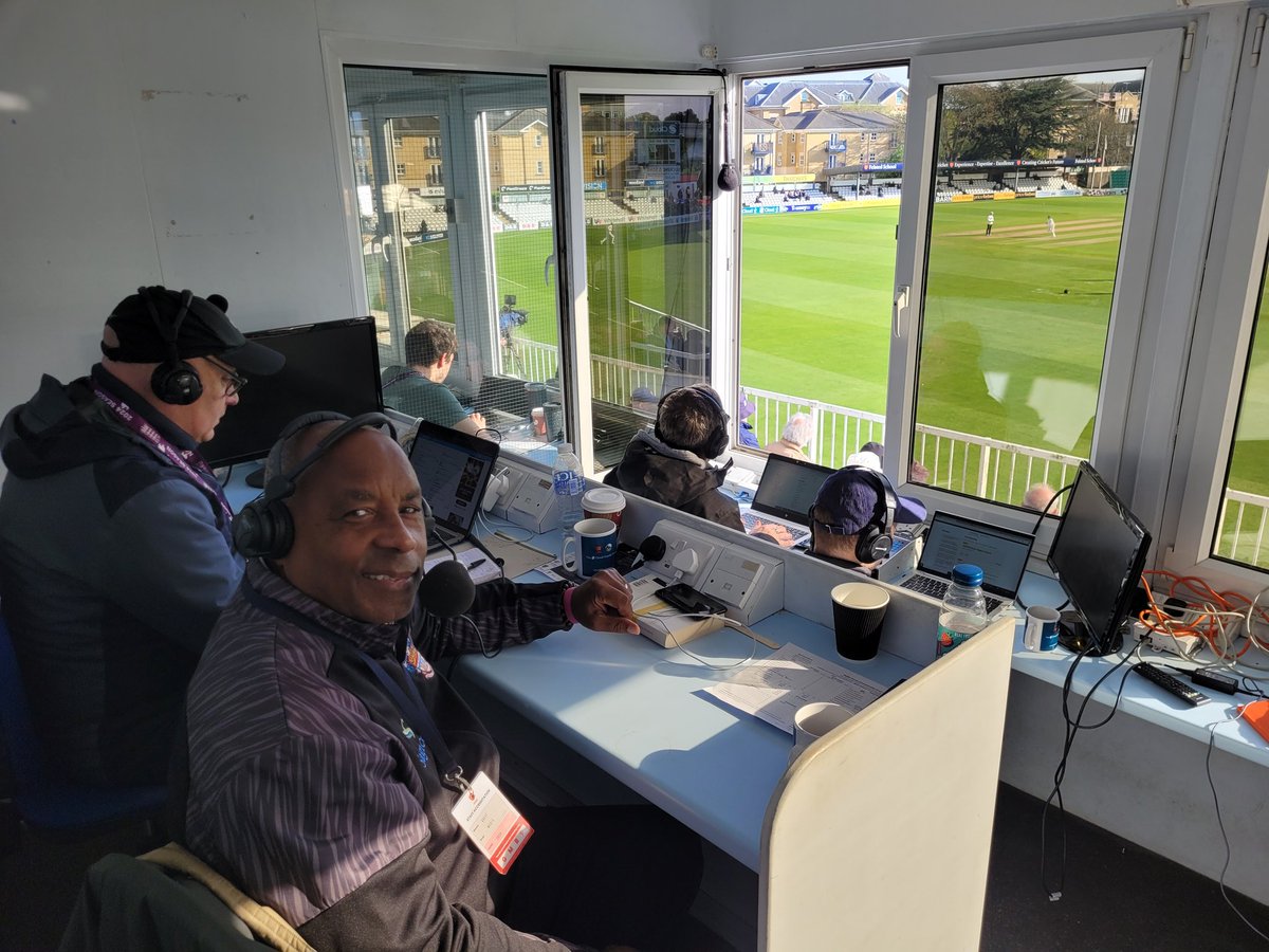 Busman's holiday at #EsxvLancs popped into the BBC Comms Box to see @scottread16 @GlennSpeller and @butcher_roland - what a cracking team of BBC Commentators, all under the leadership of @kevinhowells100 By the way Esx having a good day with ball having won the toss! Lancs 72/6