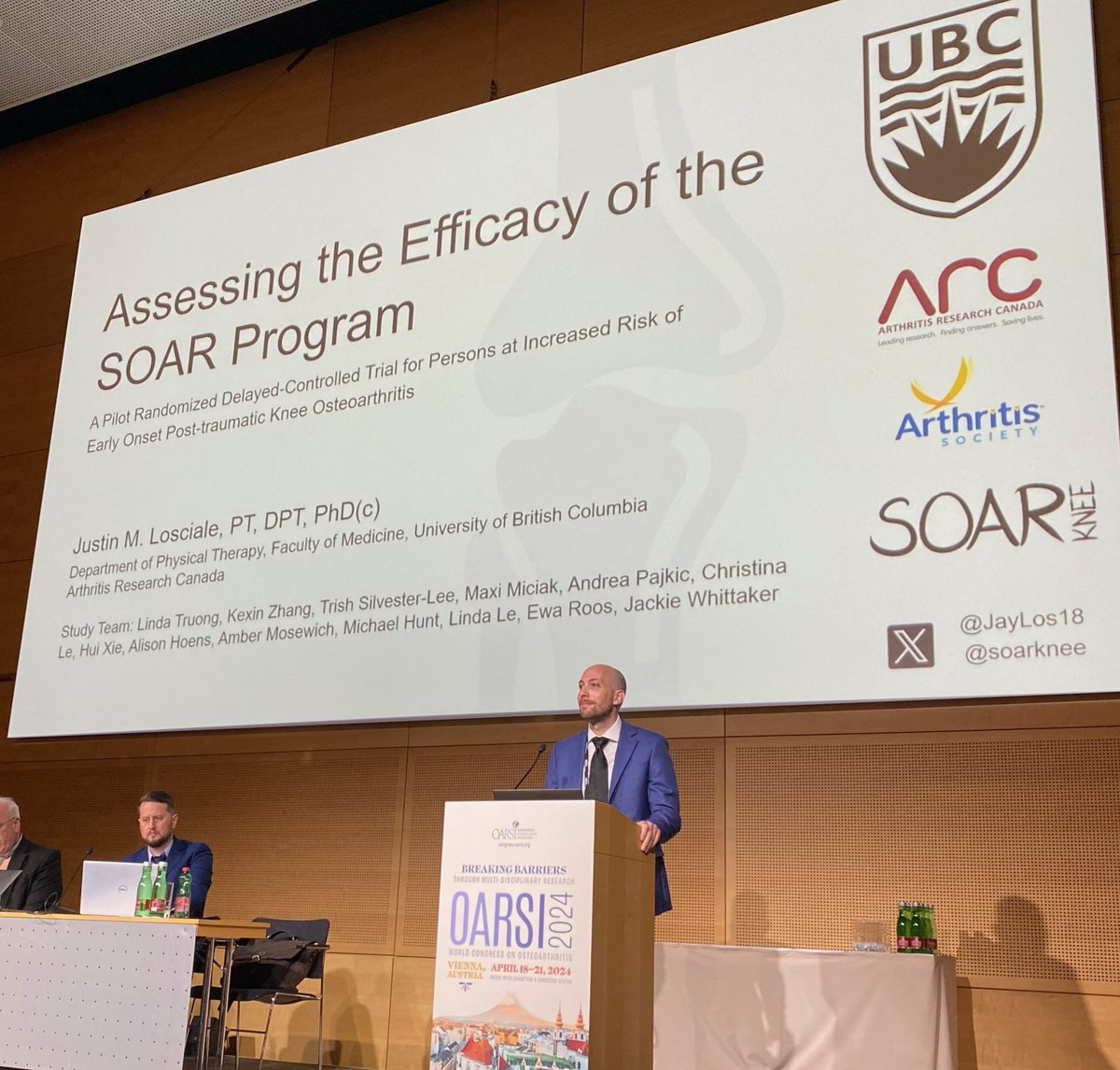 .@Arthritis_ARC research trainee @JayLos18 presents results of #ArthritisResearch that assessed the efficacy of the SOAR program at #OARSI2024