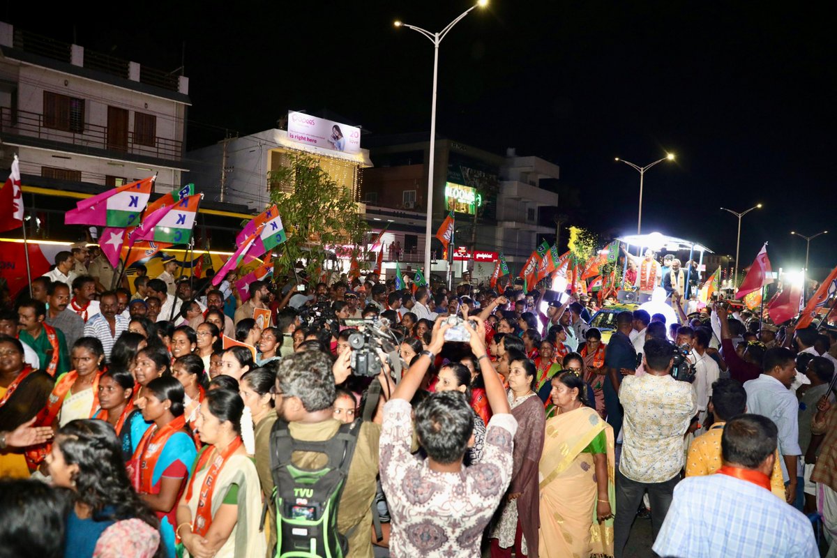 BJP4India's tweet photo. "Bid goodbye to family-run parties and welcome BJP and NDA alliance!" 

Visuals from BJP National President Shri @JPNadda's roadshow in Thiruvananthapuram, Kerala today. https://t.co/eTKYkDZI3k