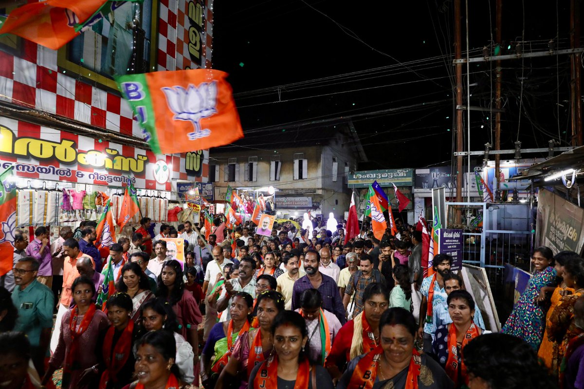 BJP4India's tweet photo. "Bid goodbye to family-run parties and welcome BJP and NDA alliance!" 

Visuals from BJP National President Shri @JPNadda's roadshow in Thiruvananthapuram, Kerala today. https://t.co/eTKYkDZI3k