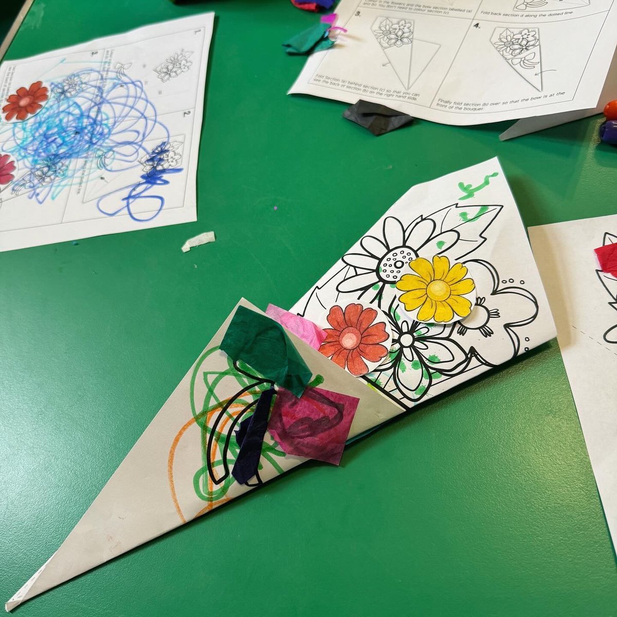 We did lots of sticking at #MessyMorning at #CharltonLibrary today! 🎨 We made spring flower bouquets using different materials, colours + shapes! 💐 Join us on Tuesdays + Fridays at 10:30-11:30am for more #CraftingFun! 📚 #LoveYourLibrary