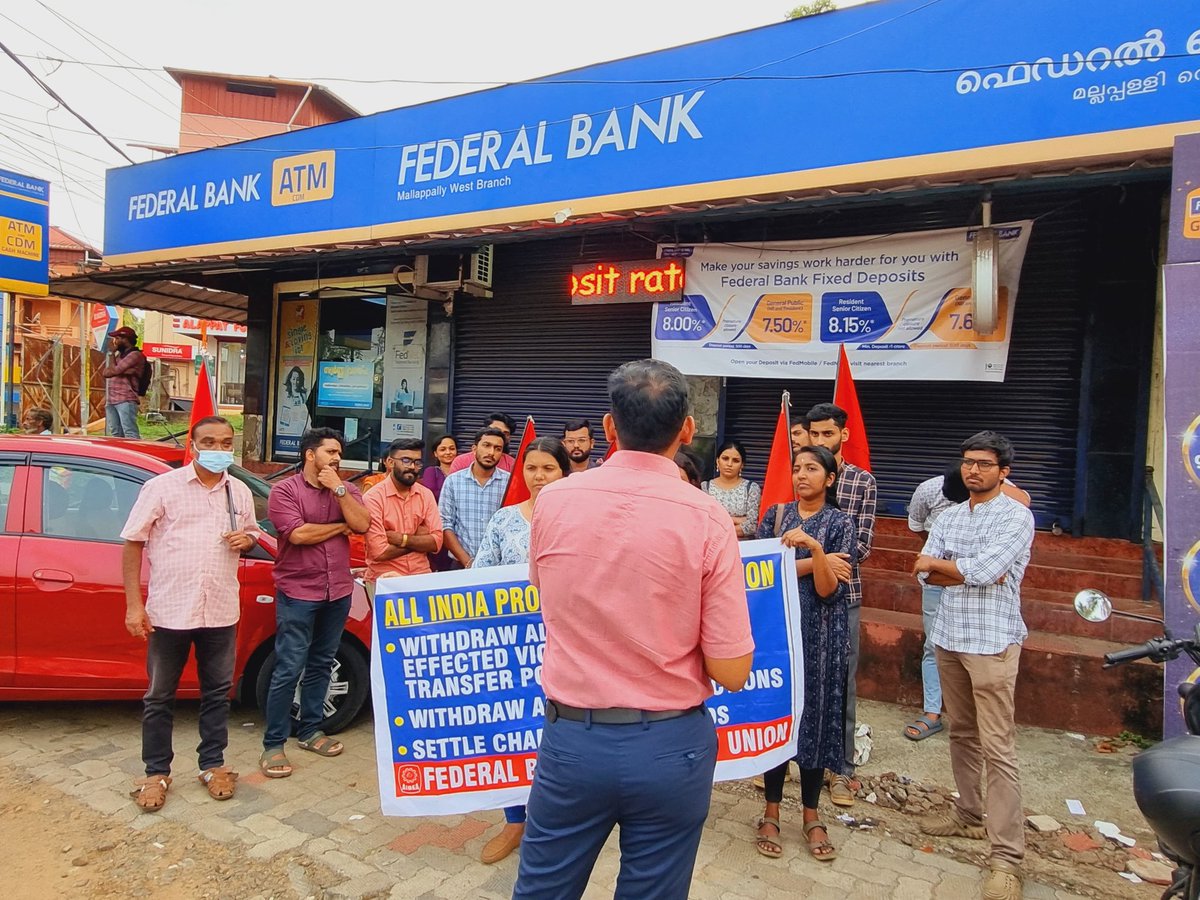 FBEU_AIBEA's tweet photo. PROTEST DEMONSTRATION HELD TODAY (19.04.2024) AGAINST TRANSFER POLICY SETTLEMENT VIOLATIONS BEFORE:

@FederalBankLtd BR. MALLAPPALLY WEST (TIRUVALLA REGION)

✊🚩

#FBEU
#AIBEA
@akbefAIBEA 
@GPTW_India https://t.co/OaWN61PB1u
