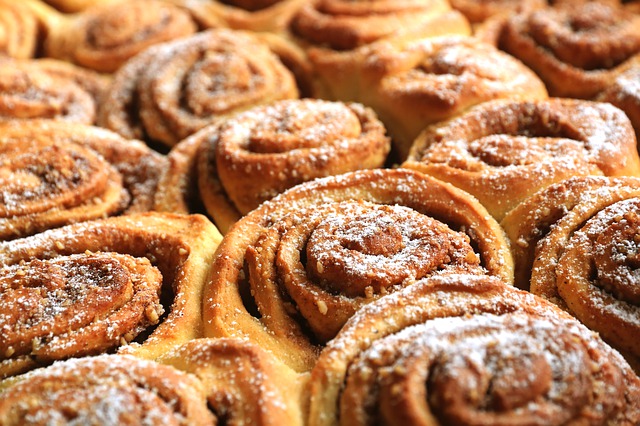 Freshly baked bread in the morning, anyone? In this class, our professional chef will teach you how to bake Cinnamon Swirls, Yorkshire Tea loaf and Chelsea Buns. It sounds too good to be true! Booking link in bio.