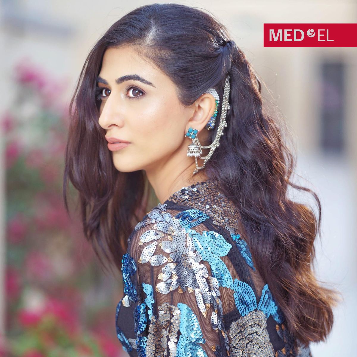 medel_uk's tweet photo. Areej proudly wears her cochlear implant #audioprocessor as a fashion statement. She's on a mission to change the way hearing loss is perceived by making hearing devices fashionable and trendier!
How do you accessorize your #cochlearimplant? https://t.co/K9VmLIFS2o
