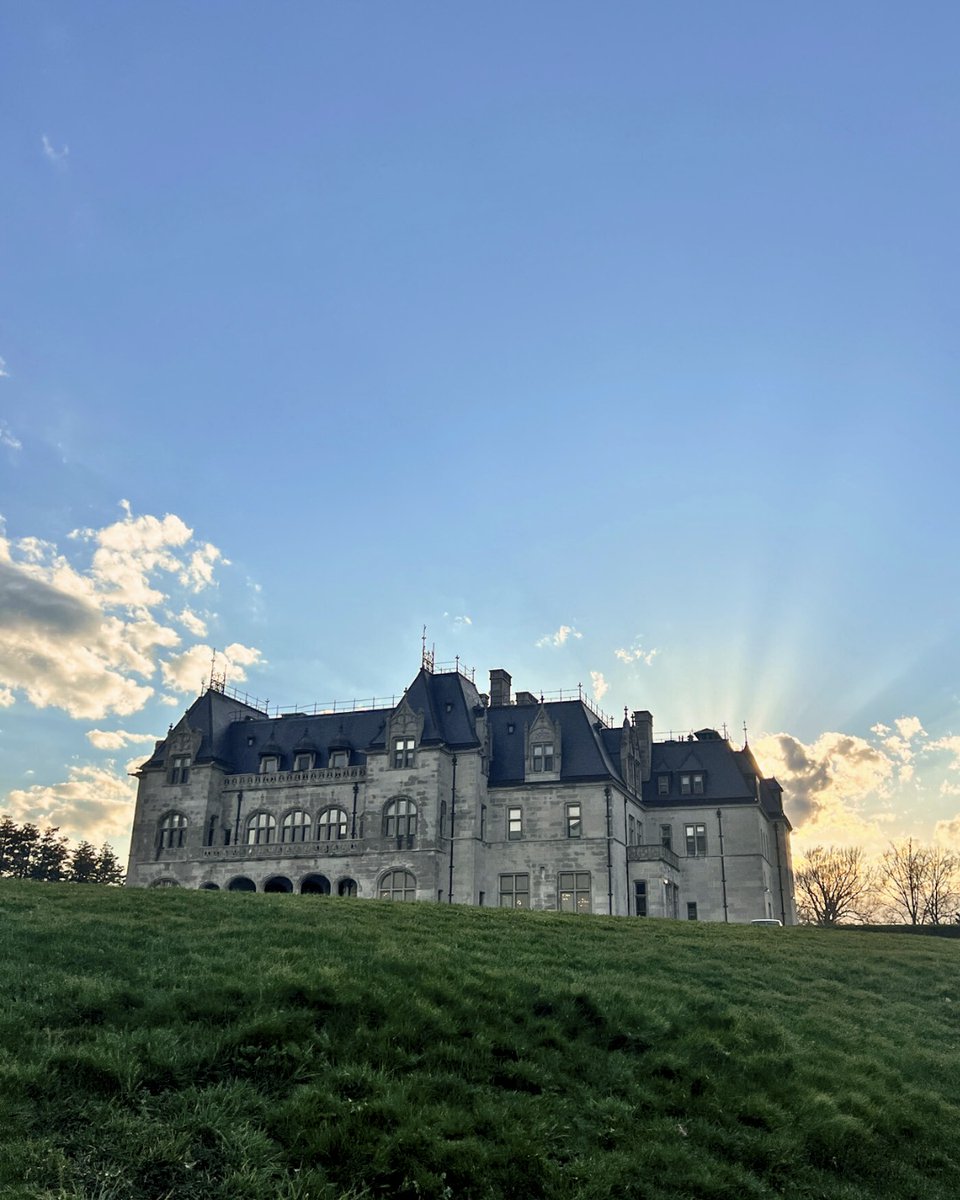 Heavenly hues above Ochre Court 🌅 Thank you to Brooke N. '04 for today’s #featurefriday photo! #thisissalve