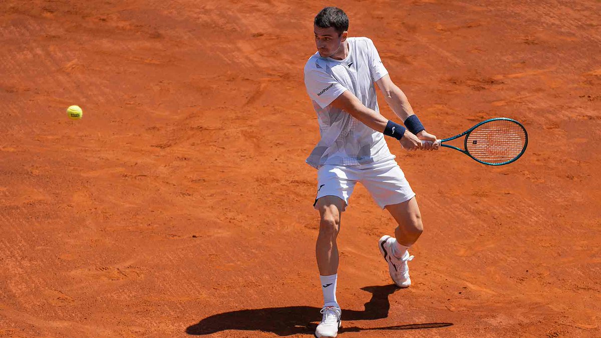 Lo dejó todo en la pista💪🏻 Tras casi 3 horas de partido, @PedroMPortero cae ante el francés Gregoire Barrere 6-7(2) 6-3 6-4 en los cuartos de final del #ATP 250 de Bucarest Bien luchado, Pedro. ¡A por el siguiente!