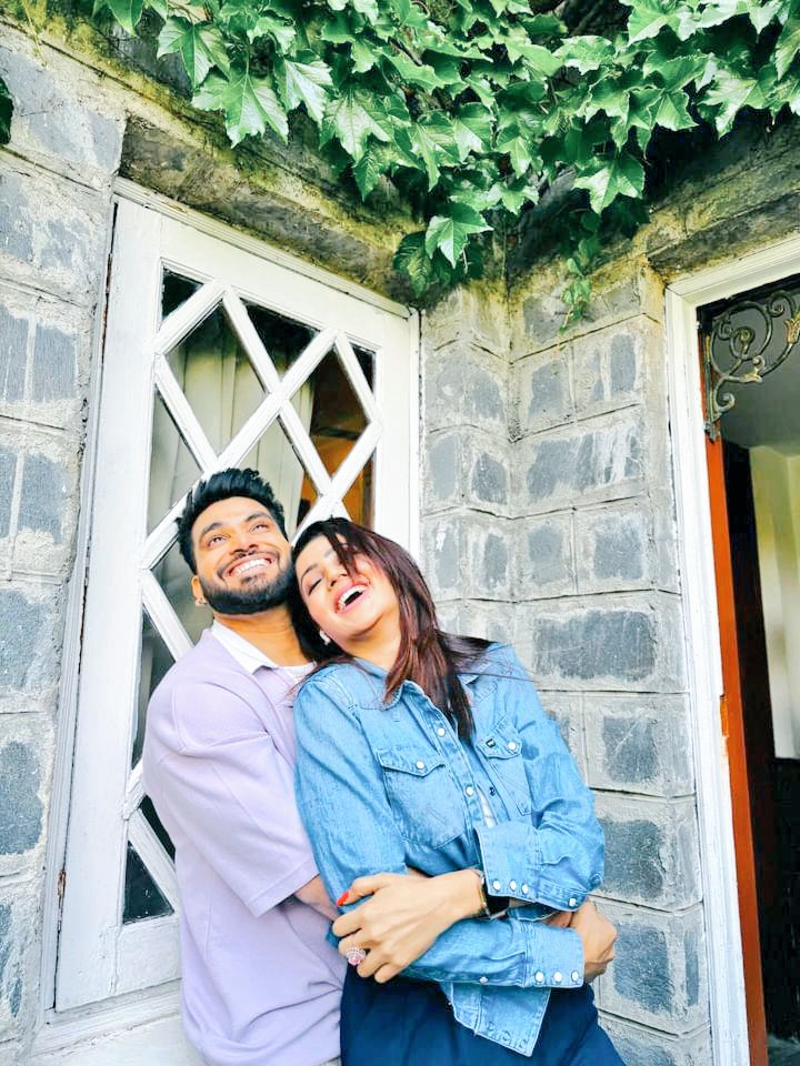 Kitna pyaara lag rahan hain shiv 😍❤️ N very good screen presence I m liking the Jodi also ....very good looking Can't wait for the MV to release #ShivThakare