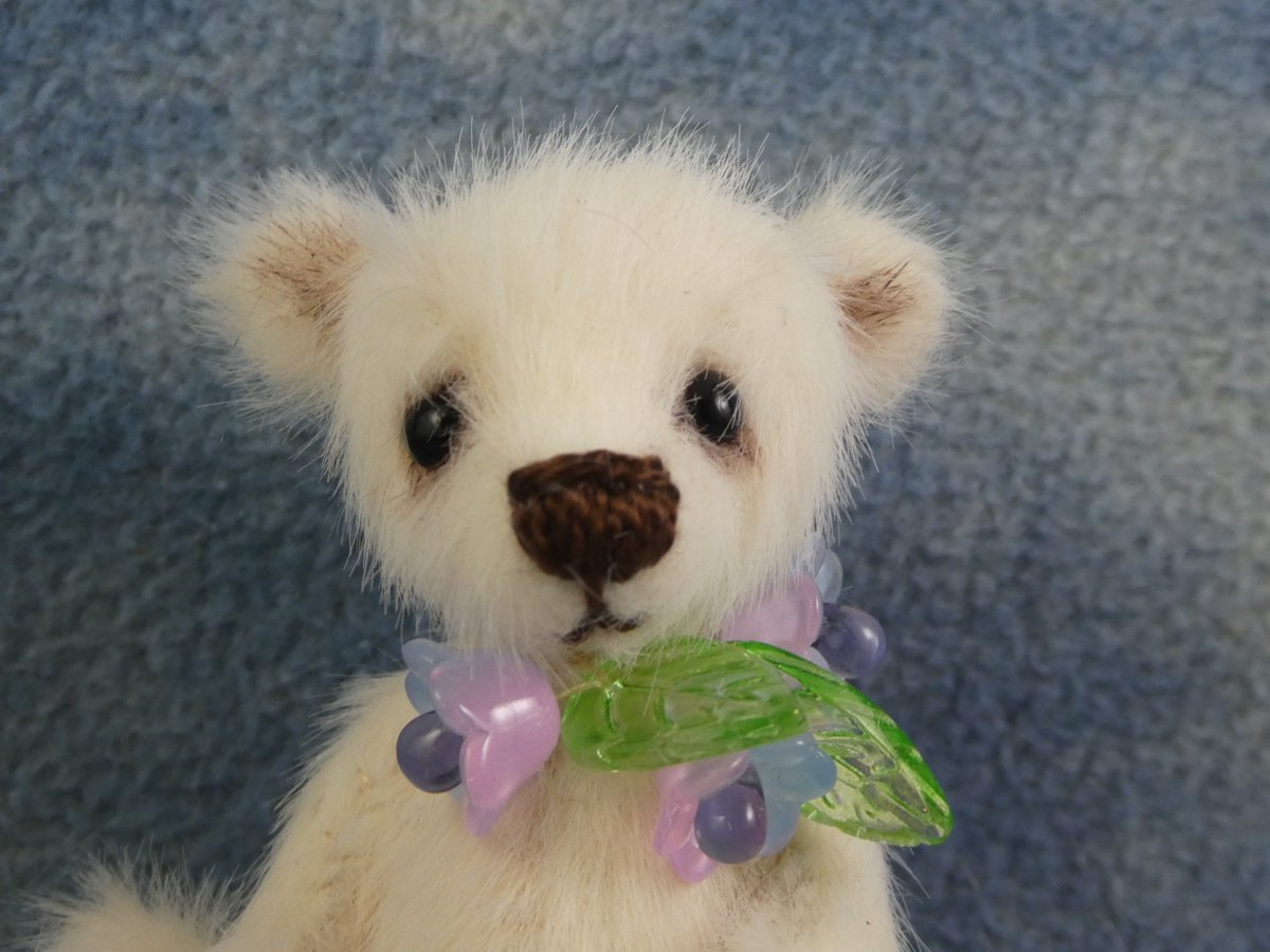 Tiny Taffy, the last bear of the week and she's hoping to find a home quickly as she's so sweet and fuzzy and made in a fabric that is perfect Niamh colour 🤗🌸#BramberBears bramberbears.etsy.com/uk/listing/170…