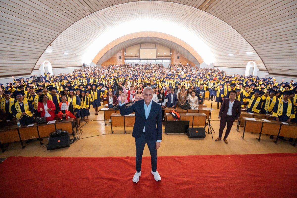 Ylias_Akbaraly's tweet photo. À tous les étudiants de l’Université d’Antananarivo : Nos échanges et ces moments de partage ont rendu cette conférence mémorable.
#MERCI
Félicitations aux brillants diplômés de la promotion ANTSIVA de la Faculté économie, gestion et sociologie; futurs leaders !
#VisionForMore https://t.co/7Bkm5vxC8x