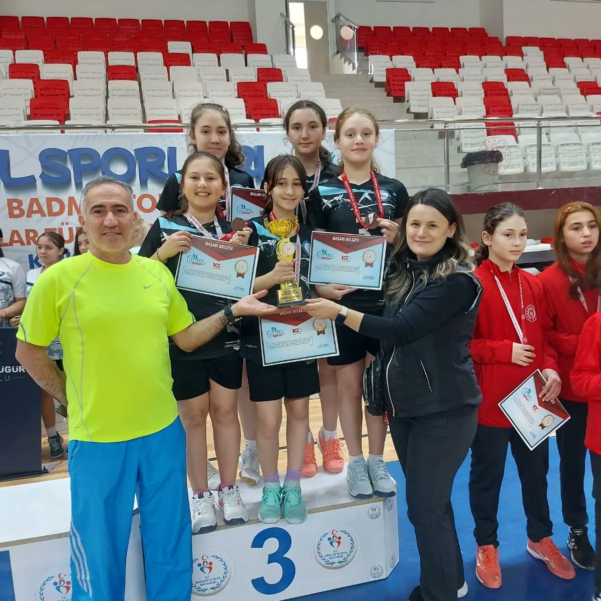 PeyamiSOO's tweet photo. @PeyamiSOO 
Öğrencilerimiz Okul Sporları Badminton Yıldız Kızlar Türkiye 3. 
Başarılarından dolayı kutluyoruz. 
@BayrakciKaan 
@bursailmem16 
@yildirimilcemem https://t.co/7ArGTS6w31