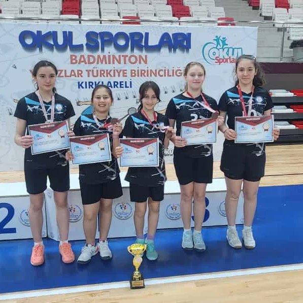 PeyamiSOO's tweet photo. @PeyamiSOO 
Öğrencilerimiz Okul Sporları Badminton Yıldız Kızlar Türkiye 3. 
Başarılarından dolayı kutluyoruz. 
@BayrakciKaan 
@bursailmem16 
@yildirimilcemem https://t.co/7ArGTS6w31