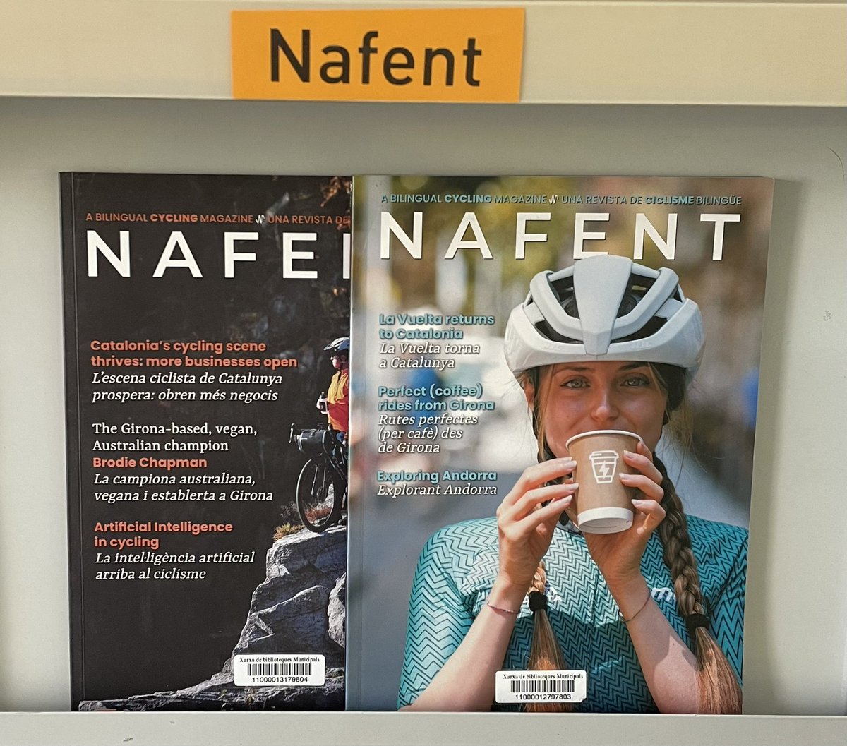Tenemos chica nueva en la oficina!😄
Us presentem la darrera revista que hem incorporat al #RacoCiclista de la Biblioteca Armand Cardona
Es diu #Nafent i es tracta d’una publicació bilingüe (català/anglès) aladi.diba.cat/record=b205159…
#LecturaCiclista