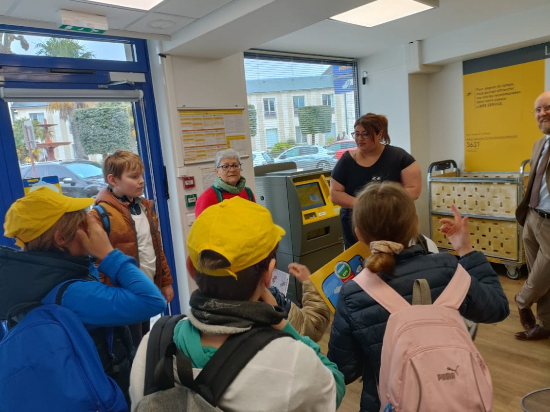 Combien de colis sont distribués par jour ? Pourquoi le camion est jaune ? #LaPoste de Contres (41) a ouvert ses portes aux 180 enfants participant au  'tour de France de la citoyenneté' organisé par @EducapCity pour leur faire découvrir leur ville et les acteurs qui la compose.