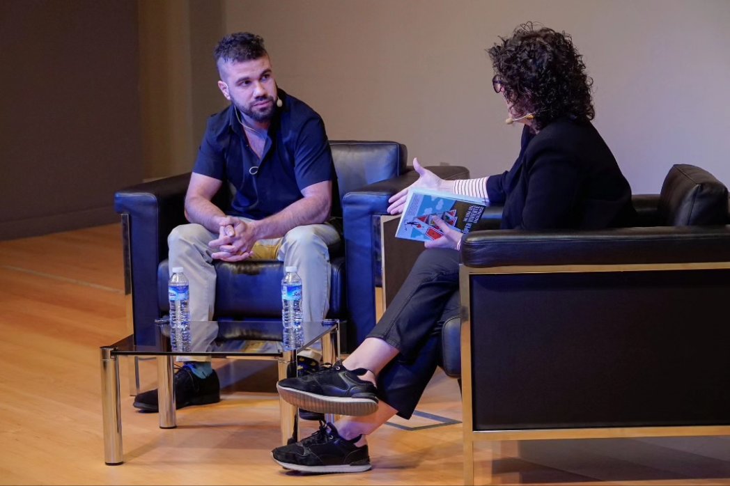 Presentación de "Mi guía del súper viviente oncológico" ayer en el salón de actos de <a href="/FCirculoBurgos/">Fundación Círculo</a> acompañado de la periodista Rosalía Santaolalla. ¡Muchas gracias a todas las personas que nos acompañasteis! 💙