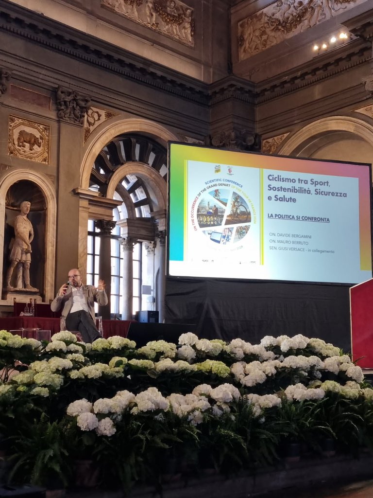 Nella meravigliosa cornice di Palazzo Vecchio a Firenze, a parlare di @LeTour, ciclismo, mobilità sostenibile, salute. 

E di quella sicurezza che, per chi va in bicicletta, è sempre di più un dramma. 

@LeTour_Italia #metroemezzo @LiaCapizzi #Firenze #tourdefrance