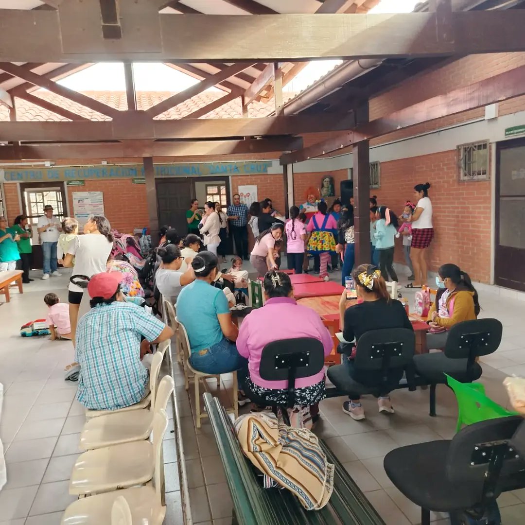 REDBOL_BOLIVIA's tweet photo. La REDBOL filial de Santa Cruz, Se realizo el agasajo a los niños/as del programa #VIH y sida en el Centro de salud de recuperación nutricional 18 de marzo, con muchos regalos y un show infantil en el que gracias a las gestiones por la Representante Suplente de Redbol #Domitila https://t.co/Fdsajlca2b